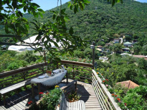 Casa na montanha com vista para o mar